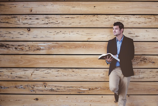 Photo gratuite homme appuyé sur un mur en bois