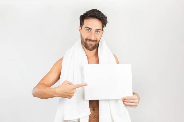 Homme après bain avec ardoise