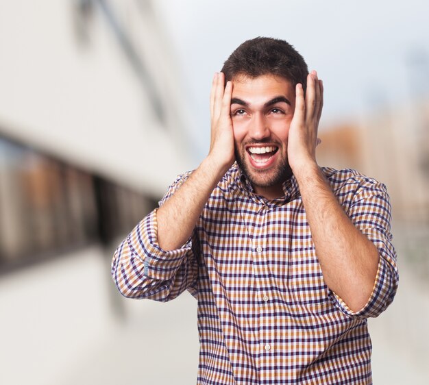 l&#39;homme arabe avec une expression crier