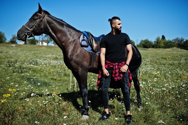 Photo gratuit homme arabe à grande barbe en noir avec cheval arabe