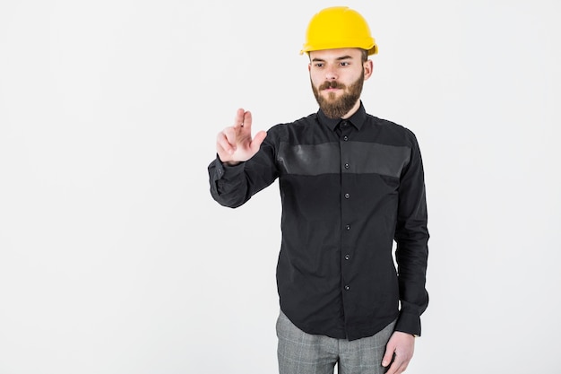 Photo gratuite homme architecte portant un casque jaune gesticulant