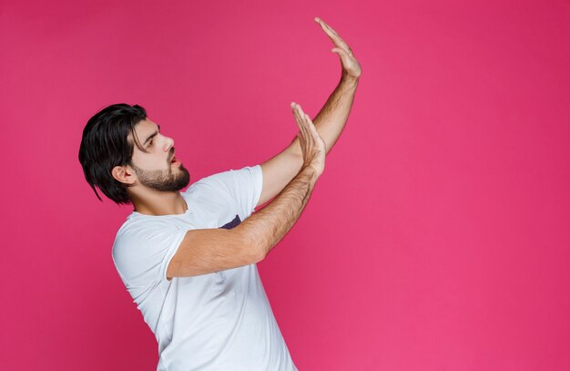 L'homme arrête quelque chose dont il n'aime pas les mains ouvertes.