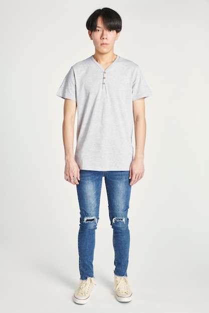 Homme asiatique dans un t-shirt gris