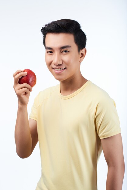 Homme asiatique avec pomme rouge