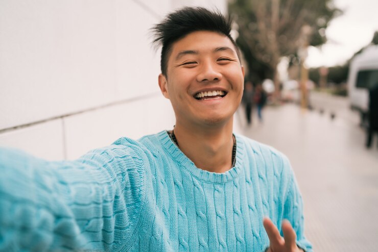 Photo gratuit homme asiatique prenant un selfie.