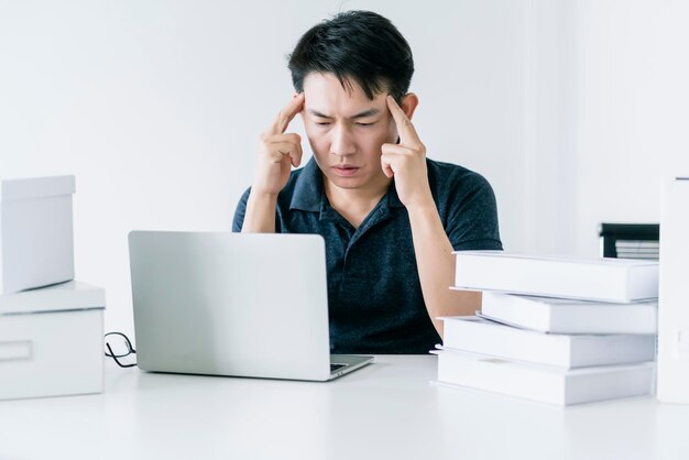 L'homme asiatique qui travaille dur avec le syndrome du bureau a un problème avec une partie du corps bras épaule tête cou dos concept d'idées de problèmes sains