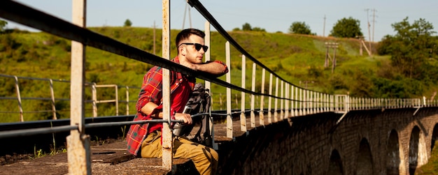 Homme assis au bord du pont