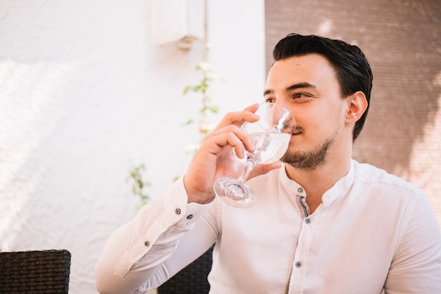 Homme assis, eau potable