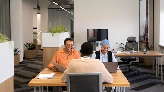 Photo gratuite homme assis pour un entretien d'embauche au bureau avec ses employeurs