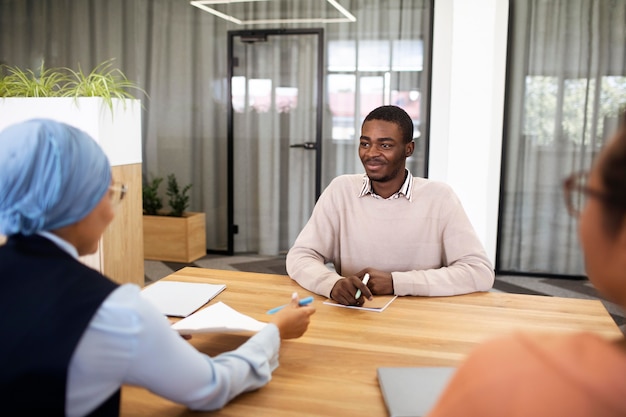 Homme assis pour un entretien d'embauche au bureau avec ses employeurs