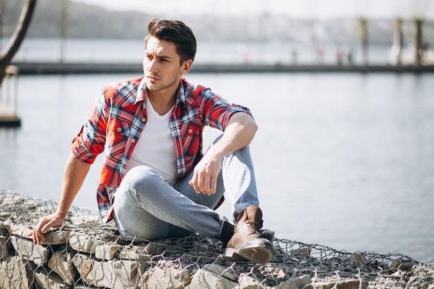 Homme assis sur des rochers