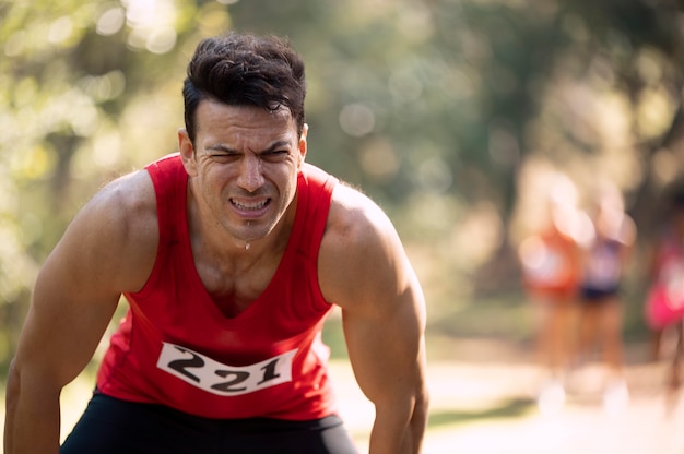 Homme athlétique participant à un cross