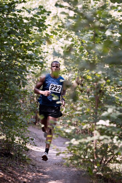 Homme athlétique participant à un cross