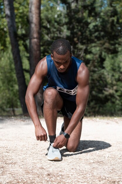 Homme athlétique participant à un cross