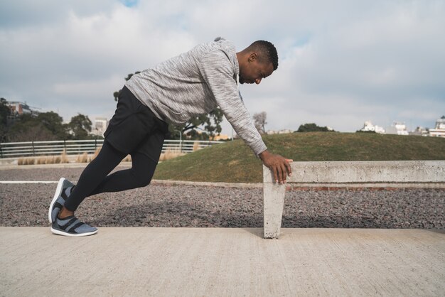 Homme athlétique qui s'étend avant l'exercice.