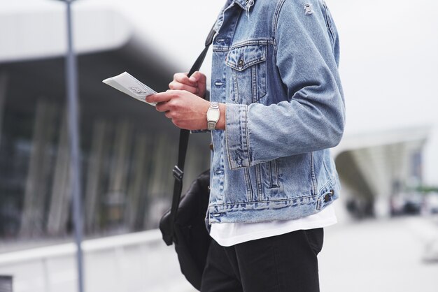 L'homme attend son vol à l'aéroport.