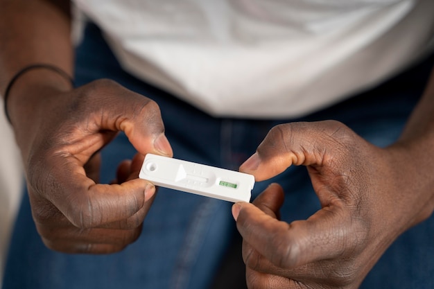 Homme Attendant Un Résultat De Test Covid