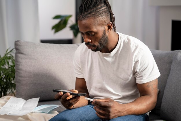 Homme attendant un résultat de test covid