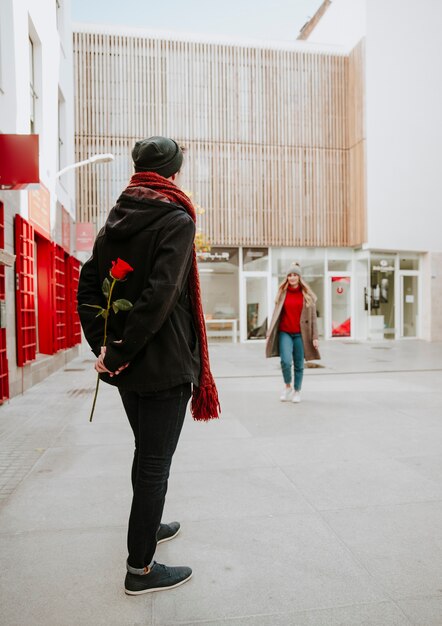 Homme, attente, femme, donner, rose rouge