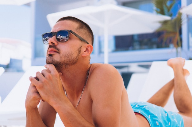 Homme au bord de la piscine