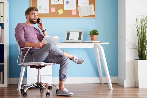 Homme au bureau à domicile