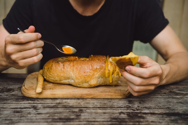 l&#39;homme au café a de la soupe dans une assiette de pain.