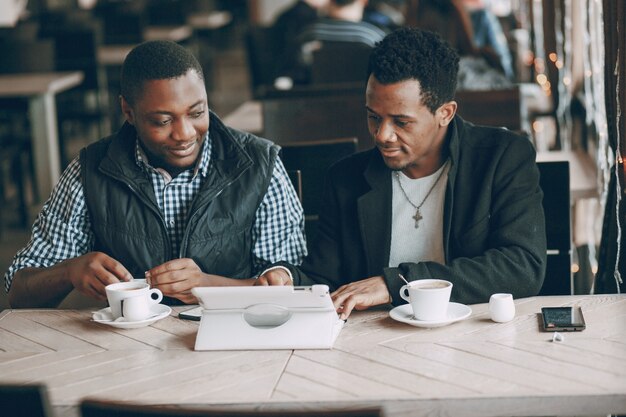 Homme au café