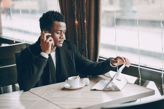 Homme au café