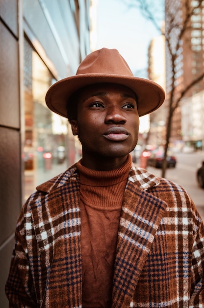 Homme au chapeau marron et manteau