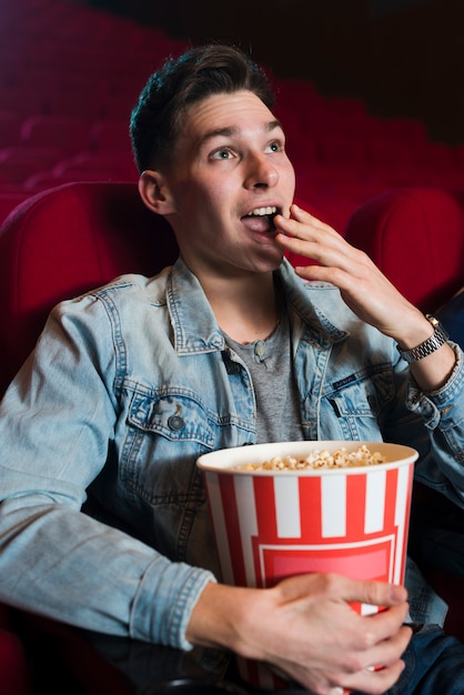 Homme au cinéma