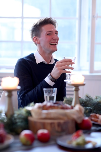 Homme au dîner de Noël