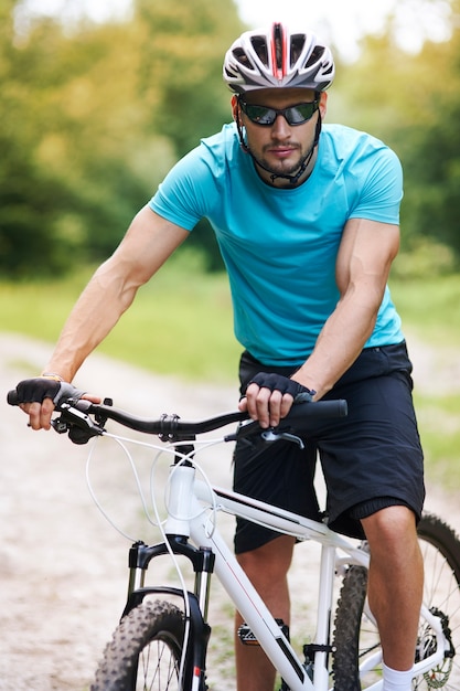 Homme au repos pendant le voyage du week-end