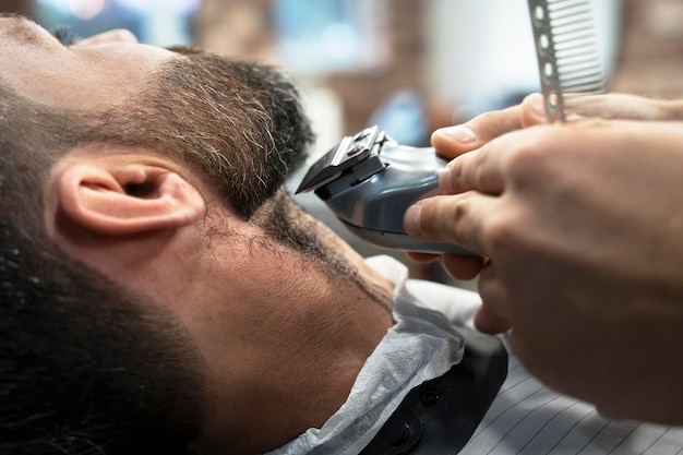 Homme au salon de coiffure se bouchent