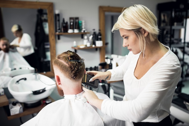 Homme au salon de coiffure