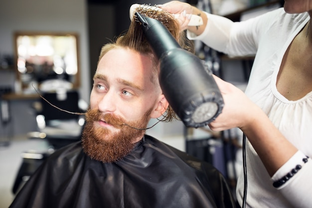 Homme au salon de coiffure