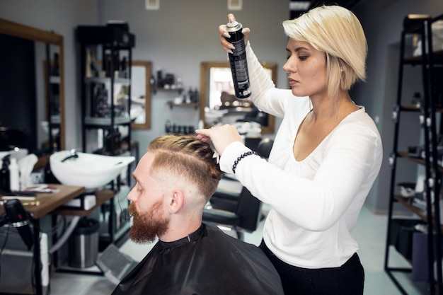 Photo gratuite homme au salon de coiffure