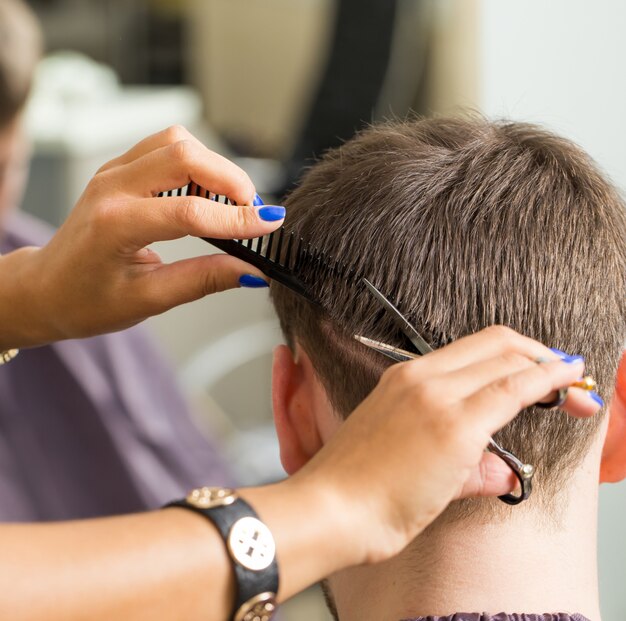 Homme au salon de coiffure