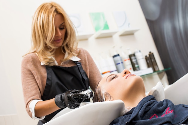 Photo gratuite homme au salon de coiffure