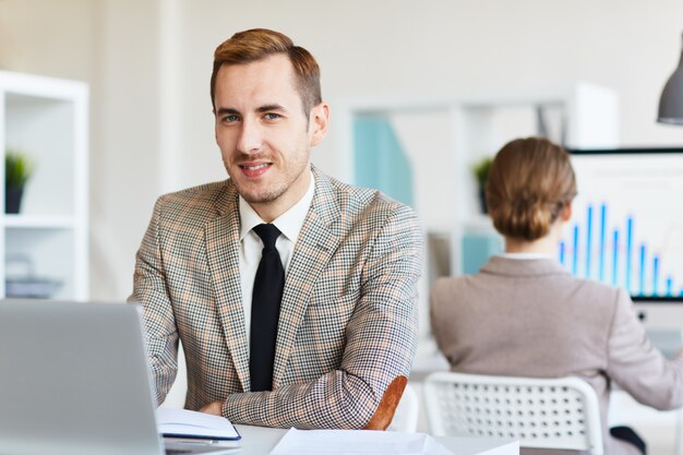 Homme au travail