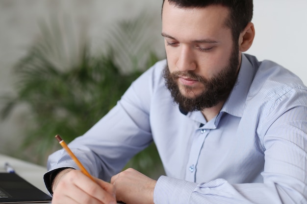 Homme au travail