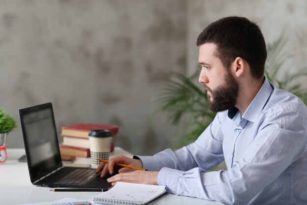 Homme au travail