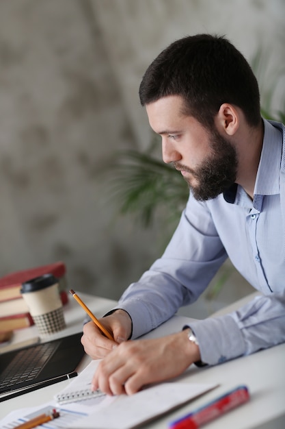 Homme au travail