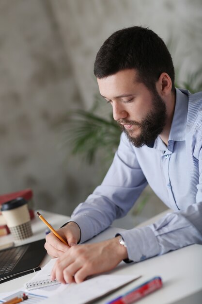 Homme au travail