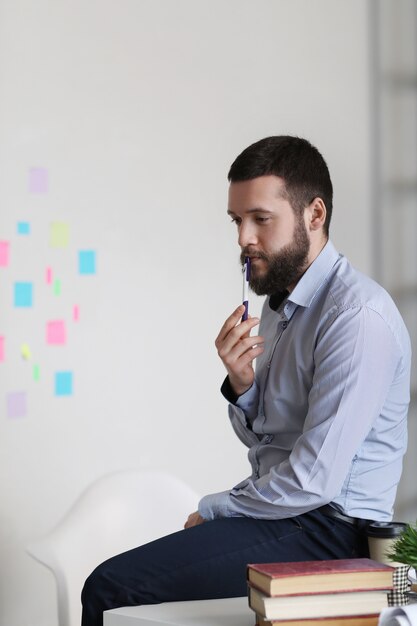 Homme au travail