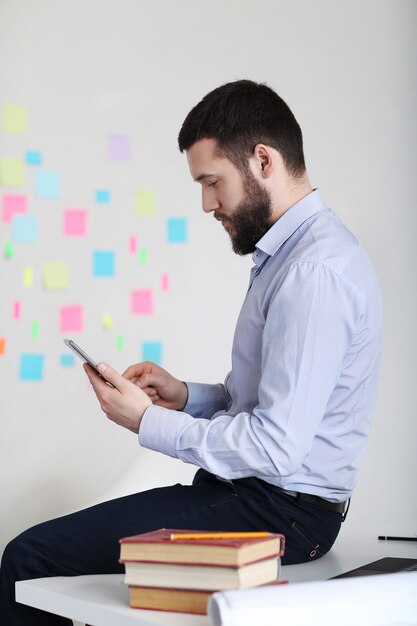 Homme au travail