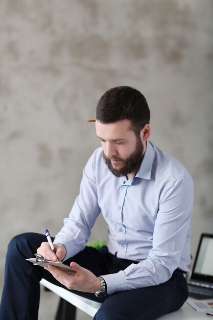 Homme au travail