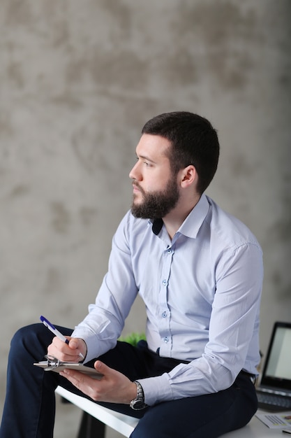 Homme au travail