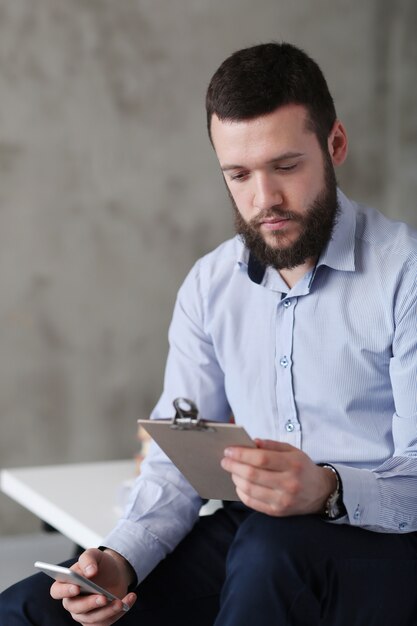 Homme au travail