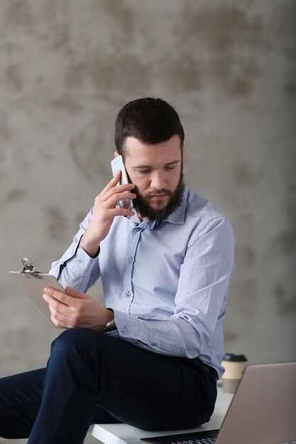 Homme au travail