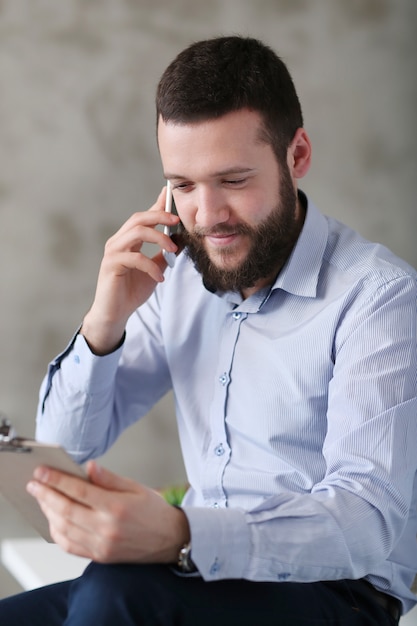 Homme au travail